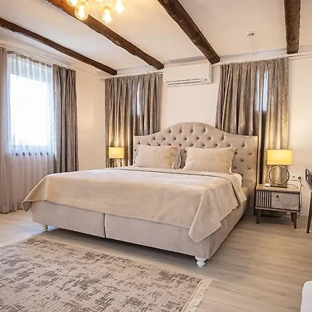 Hotel Flag +12 *